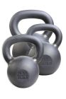 Tre järn kettlebells i olika vikter