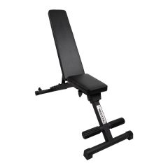 Justerbar träningsbänk från Recoil i svart färg, sedd snett framifrån