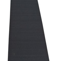 Svart träningsmatta i konstgräs utan markeringar för inomhusbruk.