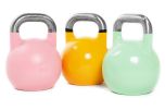 Elva stycken kettlebells i en mängd olika färger och vikter