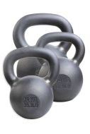 Tre järn kettlebells i olika vikter