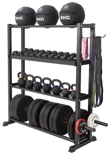 X-Fit Storage Rack från Master samt en stor variation av gymredskap såsom kettlebells och hantlar