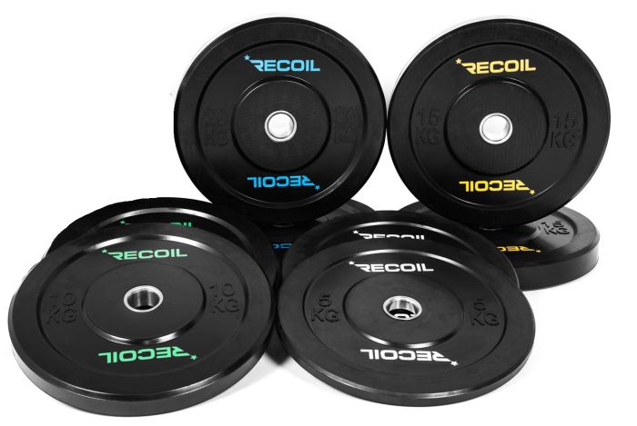 Flera svarta viktskivor med olika vikter 