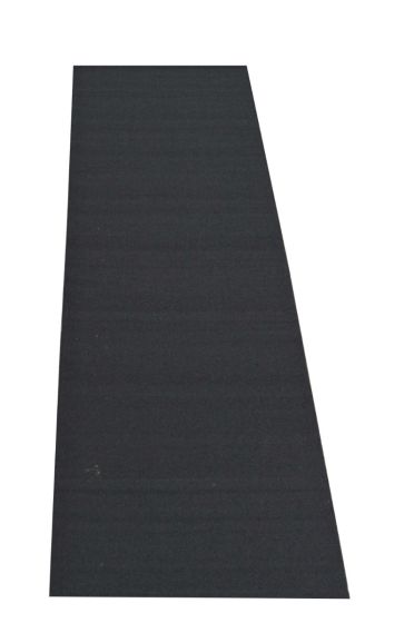 Svart konstgräsmatta på rulle som mäter 2 x 15 meter.