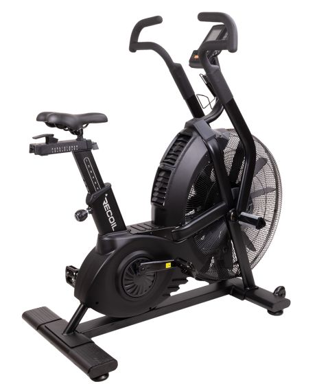 Recoil Airbike X1 från lätt vinkel, synlig fläkt, pedaler och ram