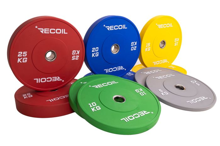 Flerfärgade bumper plates från Recoil i vikterna 5 till 25 kg, staplade i set