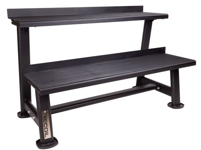 Hantelställ i svart stål sett snett framifrån från höger med två hyllplan