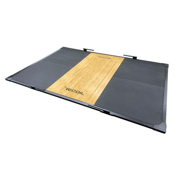 Recoil lyftplattform i gummi och bambu, sedd snett uppifrån