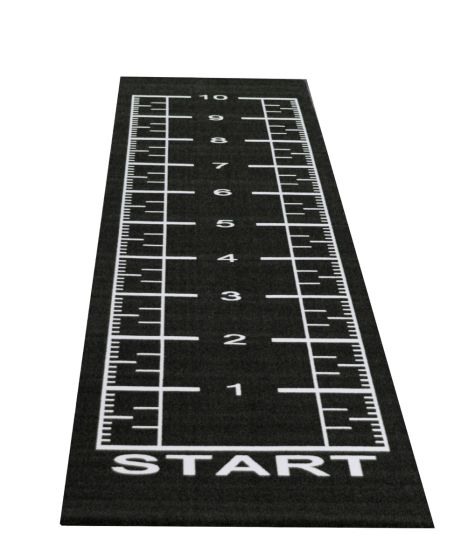 Svart konstgräsmatta med vita siffror och startmarkering, 2x12 meter lång.