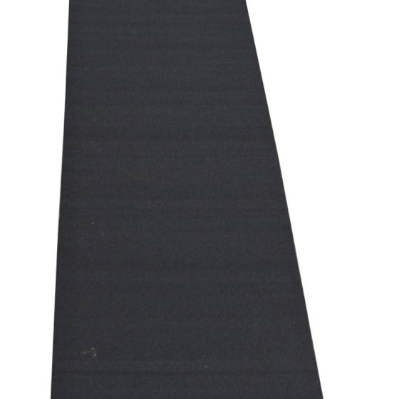 Svart träningsmatta i konstgräs utan markeringar för inomhusbruk.