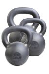 Tre järn kettlebells i olika vikter
