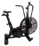 Recoil Airbike X2 i svart, visad i helfigur snett framifrån med tydlig överblick av design och fläkt.