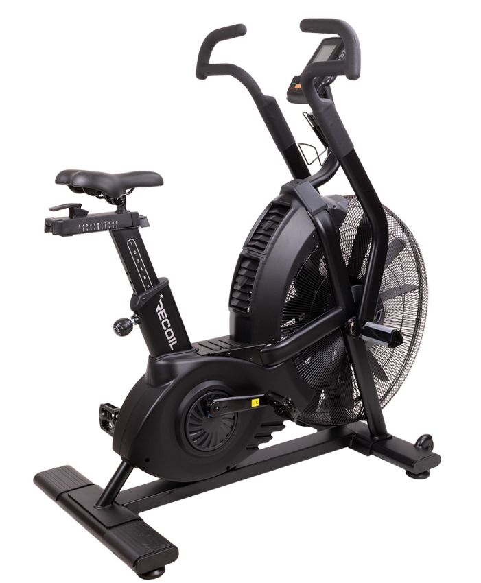 Recoil Airbike X1 från lätt vinkel, synlig fläkt, pedaler och ram