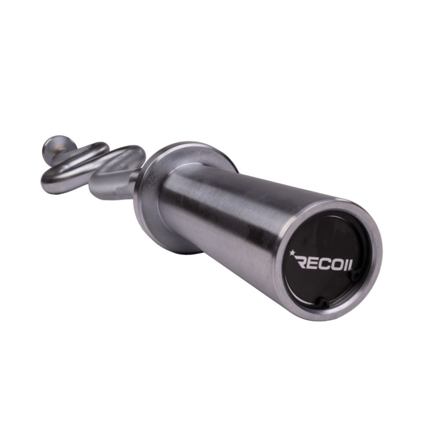 Recoil Curl bar Super skivstång sedd från gaveln med logotyp i änden.