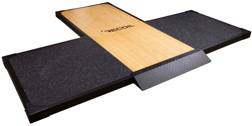 Recoil insticksplattform 80mm i trä och gummi sedd i vinkel med ramp