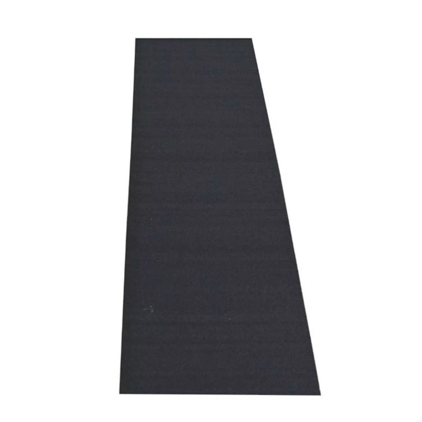 Svart konstgräsmatta på rulle som mäter 2 x 15 meter.